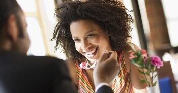 Jinsi Ya Kutongoza Demu Akupende